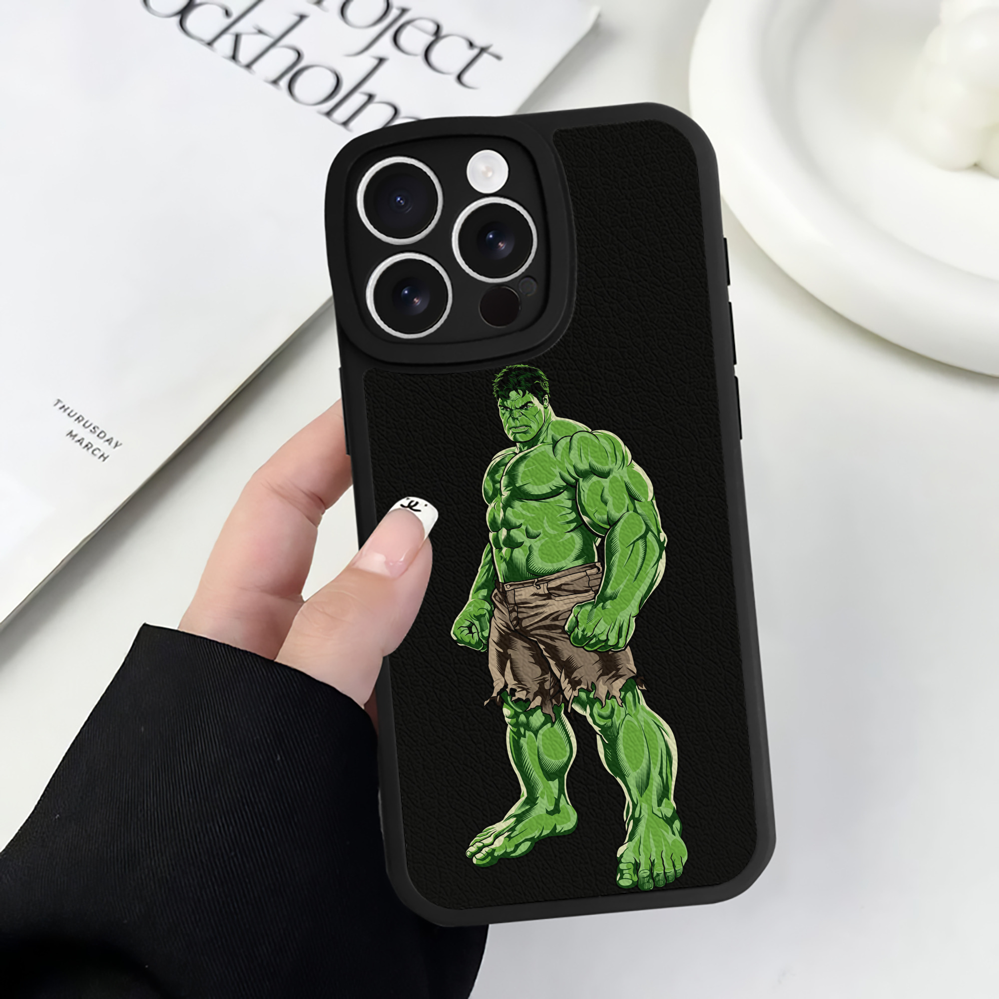 （画像用） アベンジャーズ The Avengers 【iPhone 16シリーズ対応】シリコンスマホケース（レザー調） 材質：シリコン